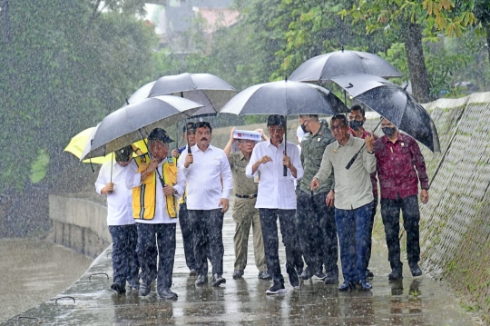 Momen Jokowi Hujan-hujanan Tinjau Normalisasi Kali Ciliwung