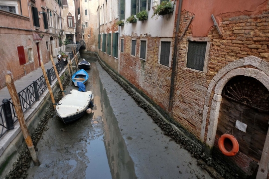 Potret Langka Kanal-Kanal di Venesia Surut, Ini Penyebabnya