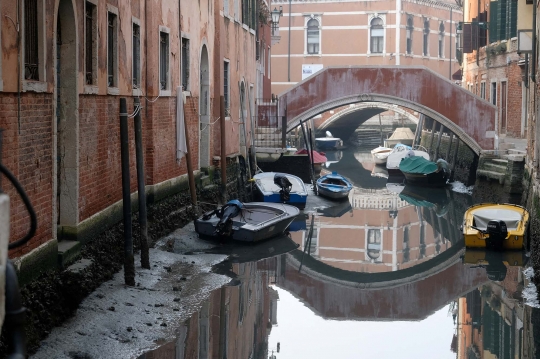 Potret Langka Kanal-Kanal di Venesia Surut, Ini Penyebabnya