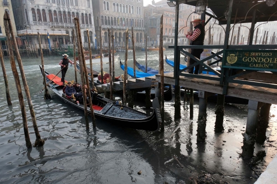 Potret Langka Kanal-Kanal di Venesia Surut, Ini Penyebabnya