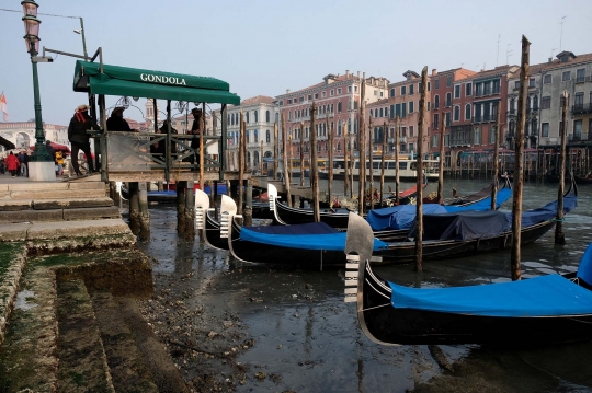 Potret Langka Kanal-Kanal di Venesia Surut, Ini Penyebabnya