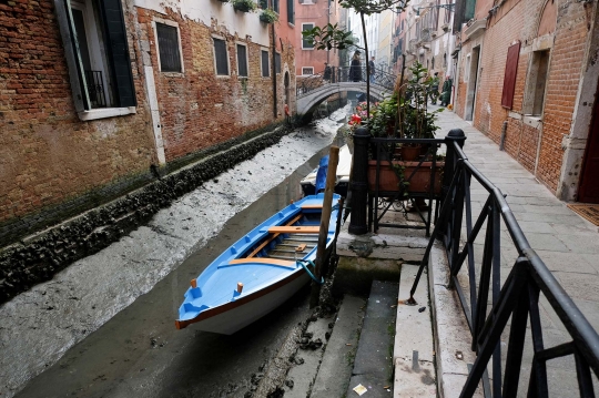 Potret Langka Kanal-Kanal di Venesia Surut, Ini Penyebabnya