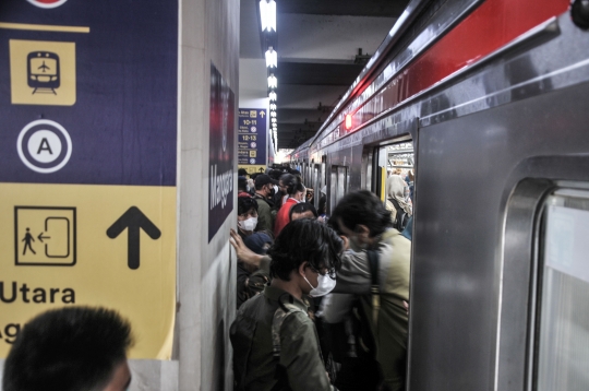 Kondisi Pilar Stasiun Manggarai Sulitkan Akses Penumpang KRL