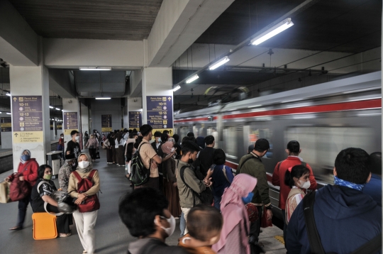 Kondisi Pilar Stasiun Manggarai Sulitkan Akses Penumpang KRL