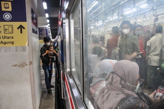 Kondisi Pilar Stasiun Manggarai Sulitkan Akses Penumpang KRL