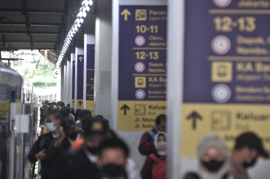 Kondisi Pilar Stasiun Manggarai Sulitkan Akses Penumpang KRL