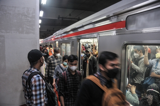 Kondisi Pilar Stasiun Manggarai Sulitkan Akses Penumpang KRL