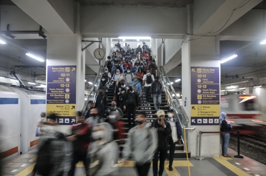 Kondisi Pilar Stasiun Manggarai Sulitkan Akses Penumpang KRL