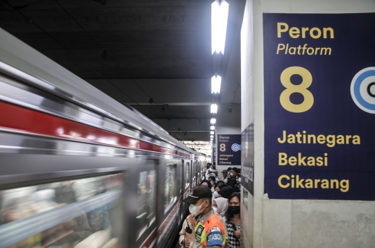 Kondisi Pilar Stasiun Manggarai Sulitkan Akses Penumpang KRL