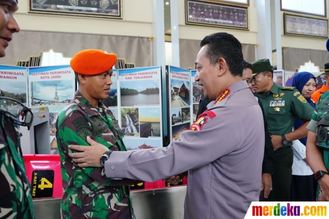 Foto Aksi Heroik Prajurit Ini Viral Sampai Disalami Jenderal Bintang