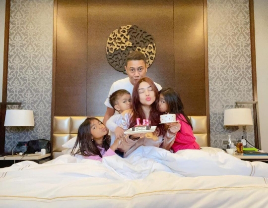 9 Potret Nurah Syahfirah Ibu Sambung Teuku Rassya, Kecantikannya Bak Boneka Barbie