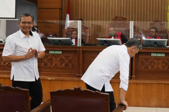 Ekspresi Hendra Kurniawan dan Agus Nurpatria Saat Sidang Vonis Ditunda