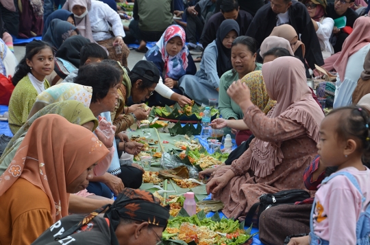 Ketika Warga Garut Tumpah Ruah di Alun-Alun Menikmati Nasi Liwet