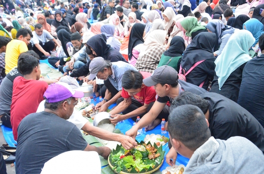 Ketika Warga Garut Tumpah Ruah di Alun-Alun Menikmati Nasi Liwet