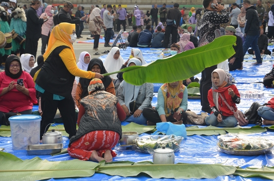 Ketika Warga Garut Tumpah Ruah di Alun-Alun Menikmati Nasi Liwet