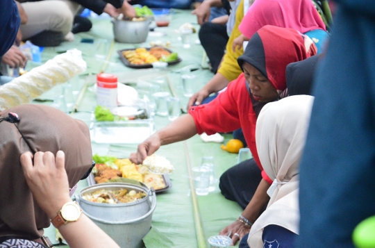 Ketika Warga Garut Tumpah Ruah di Alun-Alun Menikmati Nasi Liwet