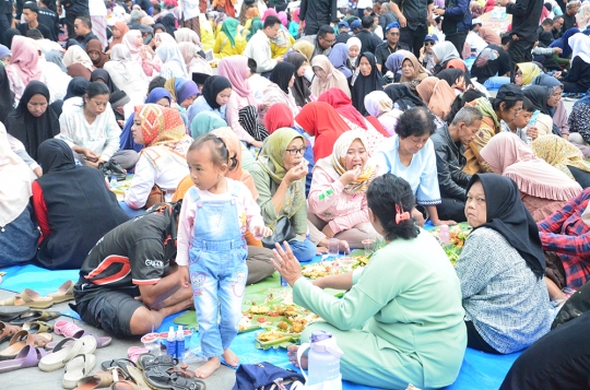 Ketika Warga Garut Tumpah Ruah di Alun-Alun Menikmati Nasi Liwet