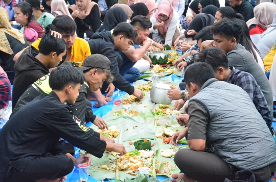 Ketika Warga Garut Tumpah Ruah di Alun-Alun Menikmati Nasi Liwet