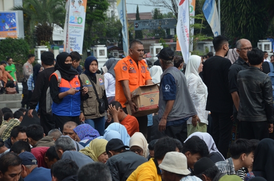 Ketika Warga Garut Tumpah Ruah di Alun-Alun Menikmati Nasi Liwet