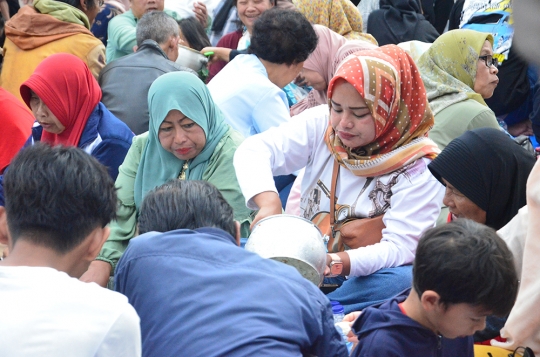 Ketika Warga Garut Tumpah Ruah di Alun-Alun Menikmati Nasi Liwet