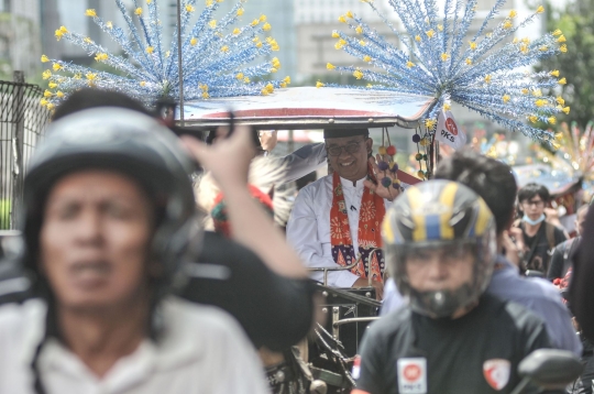 Antusiasme Pendukung Sambut Pawai Anies Baswedan Naik Delman Tiba di Kantor DPP PKS