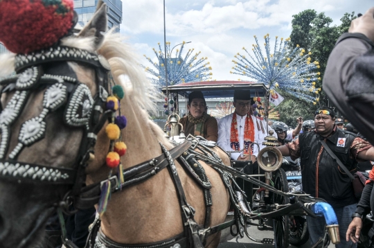 Antusiasme Pendukung Sambut Pawai Anies Baswedan Naik Delman Tiba di Kantor DPP PKS