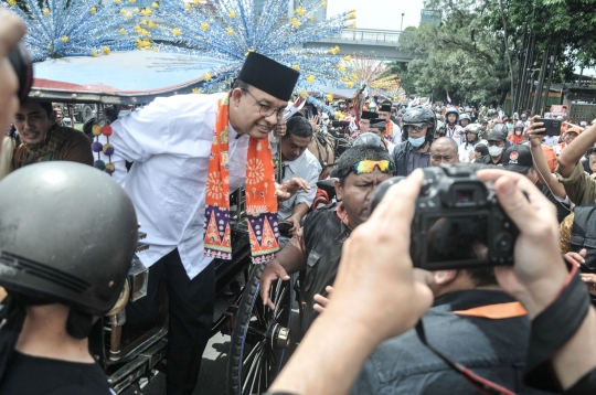 Antusiasme Pendukung Sambut Pawai Anies Baswedan Naik Delman Tiba di Kantor DPP PKS