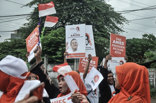 Antusiasme Pendukung Sambut Pawai Anies Baswedan Naik Delman Tiba di Kantor DPP PKS