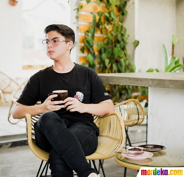 Ini dia potret terbaru Baim. Ia sudah tak cilik lagi, namun kini beranjak remaja. Parasnya semakin tampan dan juga menawan. 