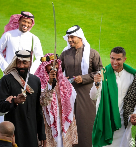 Pegang Pedang Scimitar, Gaya Cristiano Ronaldo Berpakaian Gamis Jadi Sorotan Dunia