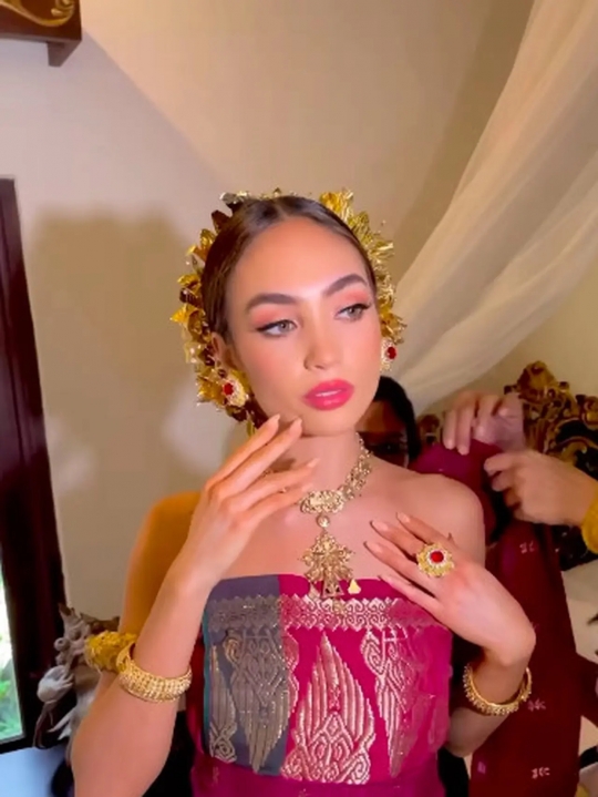 Miss Universe 2022, R'Bonney Gabriel Berbusana Tradisional Bali di Ubud