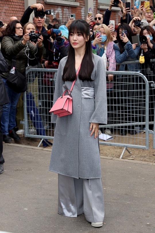 Tampil bak Dewi, Song Hye Kyo Curi Perhatian di Milan Fashion Week 2023