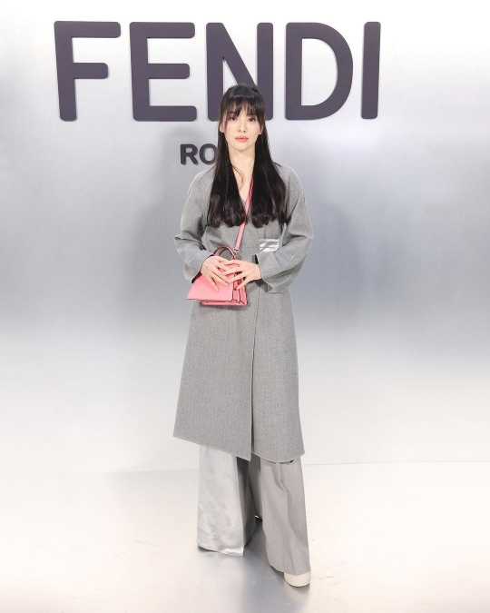 Tampil bak Dewi, Song Hye Kyo Curi Perhatian di Milan Fashion Week 2023