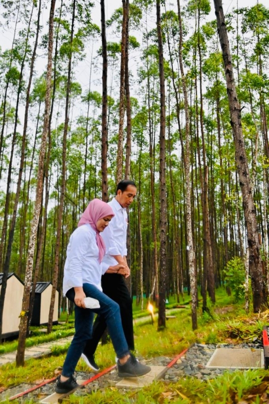 Momen Jokowi dan Iriana Nikmati Kesejukan IKN Nusantara