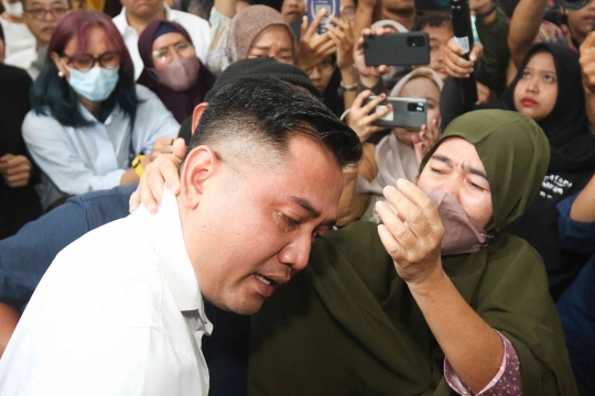 Divonis 10 Bulan Penjara, Tangis Irfan Widyanto Pecah di Pelukan Orang Tua