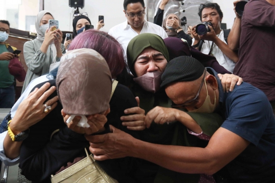 Divonis 10 Bulan Penjara, Tangis Irfan Widyanto Pecah di Pelukan Orang Tua