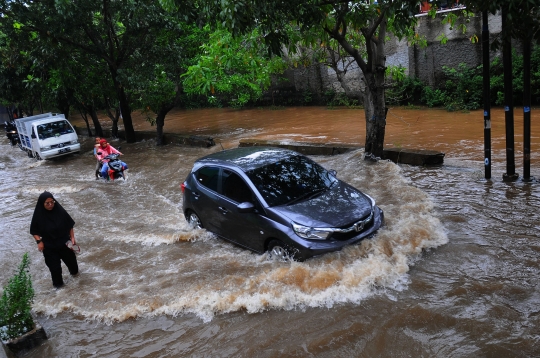 Hujan Lebat Sejak Semalam, Duta Kranji Bekasi Terendam Banjir