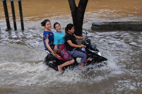 Hujan Lebat Sejak Semalam, Duta Kranji Bekasi Terendam Banjir