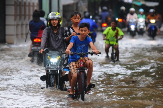 Hujan Lebat Sejak Semalam, Duta Kranji Bekasi Terendam Banjir