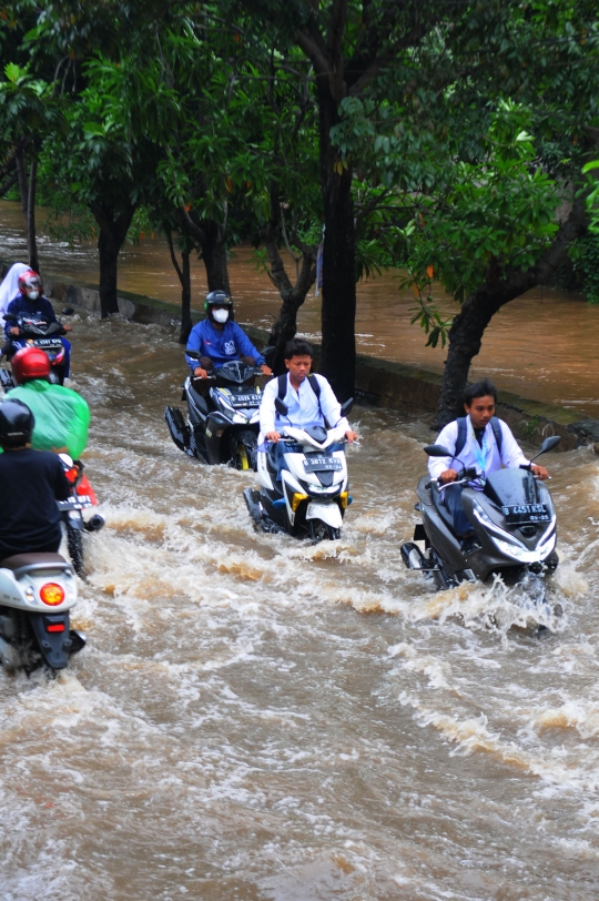 Hujan Lebat Sejak Semalam, Duta Kranji Bekasi Terendam Banjir