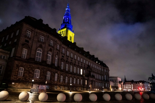 Peringati Setahun Invasi Rusia, Landmark Berbagai Negara Pancarkan Bendera Ukraina