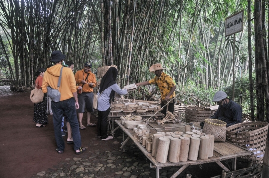 Keunikan Pasar Papringan Gunakan Uang Bambu sebagai Alat Pembayaran