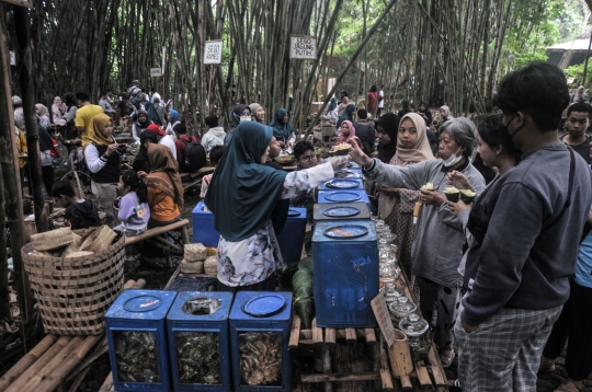 Keunikan Pasar Papringan Gunakan Uang Bambu sebagai Alat Pembayaran