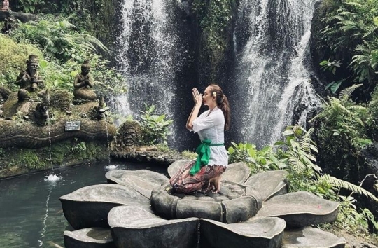 7 Potret Cantik Artis Tanah Air saat Jalani Ritual Melukat di Bali