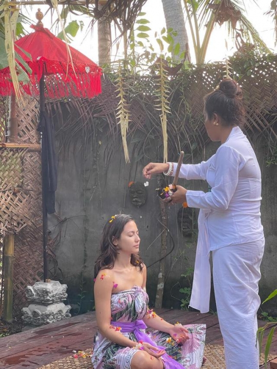 7 Potret Cantik Artis Tanah Air saat Jalani Ritual Melukat di Bali