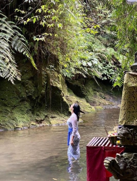 7 Potret Cantik Artis Tanah Air saat Jalani Ritual Melukat di Bali