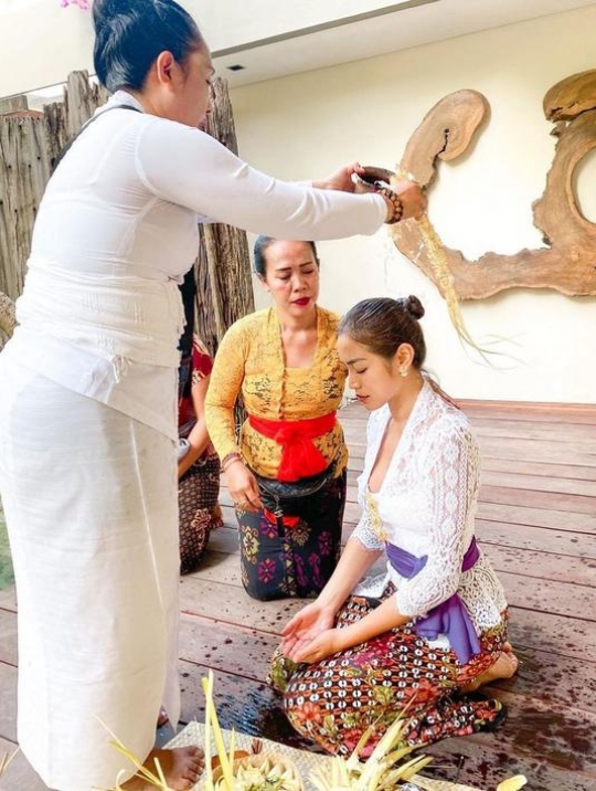 7 Potret Cantik Artis Tanah Air saat Jalani Ritual Melukat di Bali