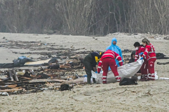 Kapal Hancur Dihantam Badai, Puluhan Imgran Tewas Terdampar di Pantai Italia