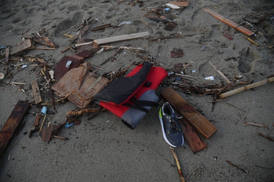 Kapal Hancur Dihantam Badai, Puluhan Imgran Tewas Terdampar di Pantai Italia