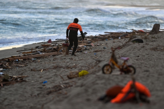 Kapal Hancur Dihantam Badai, Puluhan Imgran Tewas Terdampar di Pantai Italia